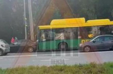 В Пензе автобус врезался в легковой автомобиль