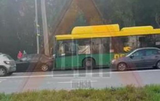 В Пензе автобус врезался в легковой автомобиль