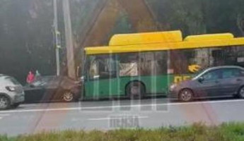 В Пензе автобус врезался в легковой автомобиль