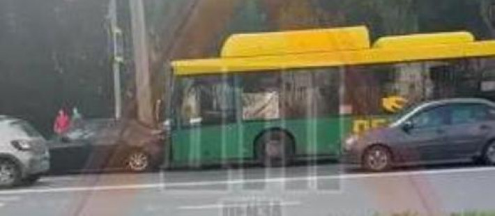 В Пензе автобус врезался в легковой автомобиль В Пензе автобус врезался в легковой автомобиль