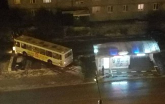 В Пензе пассажирский автобус выехал на тротуар