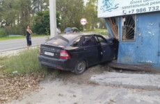 В Пензенской области «Приора» въехала в стену сельмага