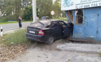 В Пензенской области «Приора» въехала в стену сельмага