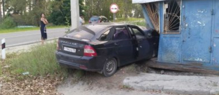 В Пензенской области «Приора» въехала в стену сельмага В Пензенской области «Приора» въехала в стену сельмага