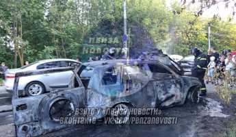 Остался один скелет. В Пензе на улице Генерала Глазунова загорелась иномарка