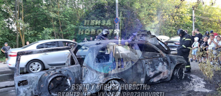 Остался один скелет. В Пензе на улице Генерала Глазунова загорелась иномарка