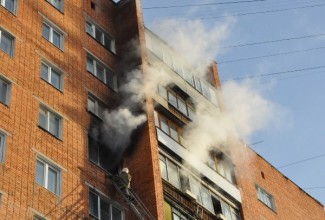 В Заречном горящую квартиру тушили 20 пожарных