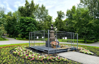 Лермонтов выходит из заточения: бюст поэта в Пензе дождался реставрации