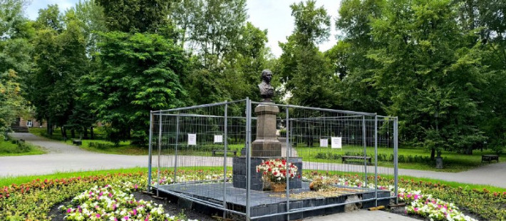 Лермонтов выходит из заточения: бюст поэта в Пензе дождался реставрации