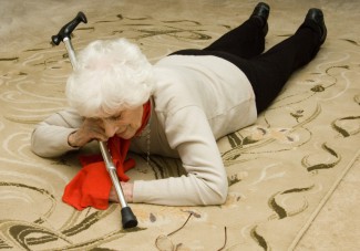 В Пензе ухаживающая родственница не смогла «водрузить» на кровать упавшую пожилую женщину