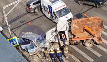 Жуткое ДТП на Южной Поляне в Пензе: на месте работали врачи и спасатели