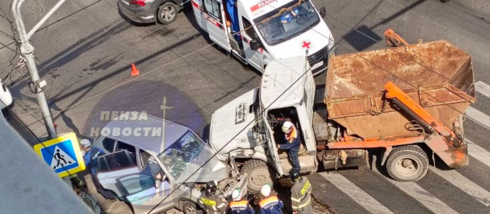 Жуткое ДТП на Южной Поляне в Пензе: на месте работали врачи и спасатели