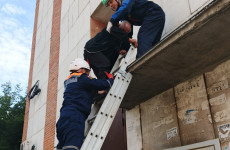 В Пензе спасатели сняли с козырька подъезда пожилого мужчину