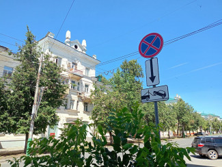 На улице Тепличной в Пензе запретили парковку транспорта
