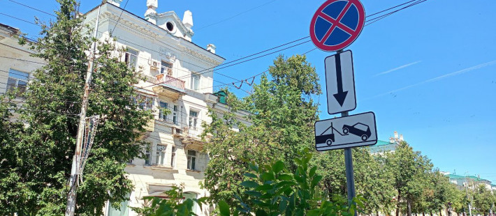 На улице Тепличной в Пензе запретили парковку транспорта