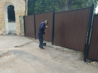 В Пензе ремонтируют ограждения на городских кладбищах