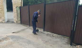 В Пензе ремонтируют ограждения на городских кладбищах