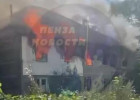 На улице Молодежной в Пензе полыхает двухэтажный дом