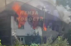 На улице Молодежной в Пензе полыхает двухэтажный дом