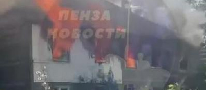 На улице Молодежной в Пензе полыхает двухэтажный дом