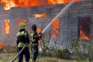 Пожар на улице Молодежной в Пензе тушили 20 человек
