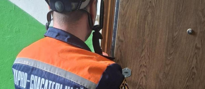 В Пензе спасатели помогли врачам попасть в квартиру на улице Вяземского В Пензе спасатели помогли врачам попасть в квартиру на улице Вяземского