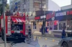 На проспекте Строителей в Пензе загорелся ларек с шаурмой