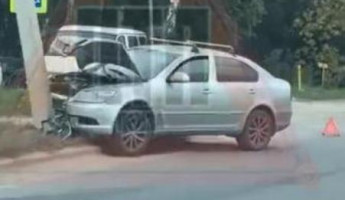 На улице Рябова в Пензе иномарка влетела в фонарный столб