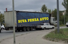 В Заводском районе Пензы произошла авария с фурой и легковушкой