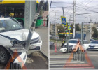 В Пензе у памятника Победы автомобиль врезался в столб