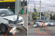 В Пензе у памятника Победы автомобиль врезался в столб