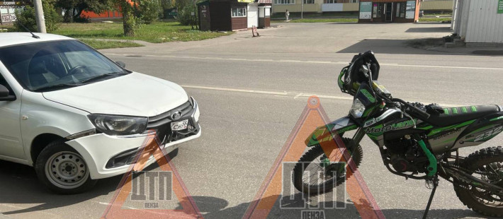 В Пензе на Шуисте Lada врезалась в питбайк В Пензе на Шуисте Lada врезалась в питбайк