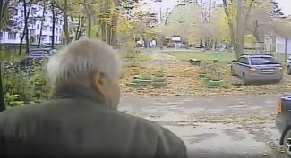 Пензенский пенсионер испугался международной слежки и залепил жвачкой видеокамеру у подъезда