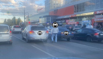 Авария возле ТЦ Онежский в Пензе: движение осложнено