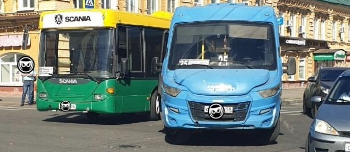 В центре Пензы столкнулись автобус и маршрутка