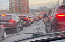 Пензенские автомобилисты стоят в глухой пробке на мосту имени Капашина