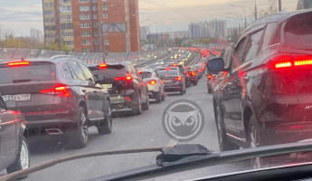 Пензенские автомобилисты стоят в глухой пробке на мосту имени Капашина