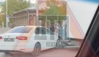 На улице Володарского в Пензе легковушка врезалась в фургон