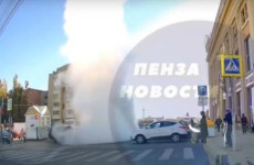 Возле ЦУМа в Пензе забил фонтан высотой с дом: центр города залило кипятком