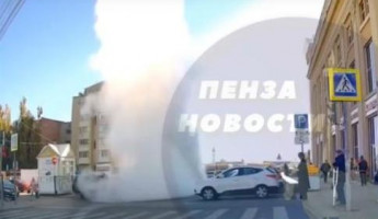 Возле ЦУМа в Пензе забил фонтан высотой с дом: центр города залило кипятком