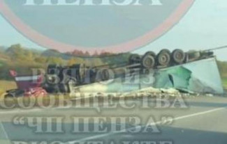 На трассе в Пензенской области перевернулась на крышу огромная фура. ВИДЕО