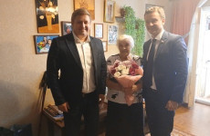 Пензенские чиновники поздравили с 90-летием жительницу блокадного Ленинграда Пензенские чиновники поздравили с 90-летием жительницу блокадного Ленинграда
