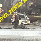 На улице Лозицкой в Пензе в яму на дороге провалился автомобиль