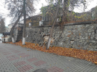 На улице Московской в Пензе обрушилась стена грота