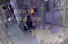 В пензенском ТЦ дети пытались вскрыть автомат с конфетами В пензенском ТЦ дети пытались вскрыть автомат с конфетами