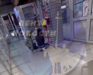 В пензенском ТЦ дети пытались вскрыть автомат с конфетами