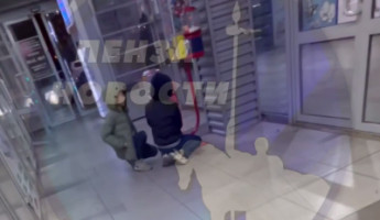 В пензенском ТЦ дети пытались вскрыть автомат с конфетами