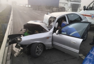 В Пензе водителя легковушки госпитализировали после столкновения с фурой