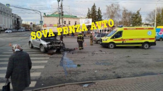 Пожилую женщину-водителя госпитализировали после аварии в Пензе