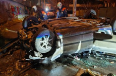 В Пензе молодой человек попал в страшную аварию: машина упала с Бакунинского моста В Пензе молодой человек попал в страшную аварию: машина упала с Бакунинского моста